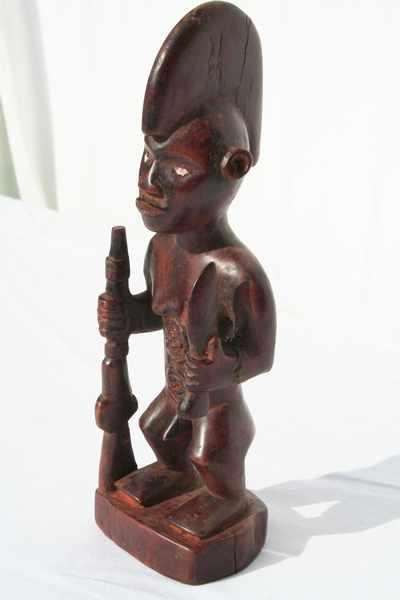 Beembe(statuettes), d`afrique : rép.Congo Brazza., statuette Beembe(statuettes), masque ancien africain Beembe(statuettes), art du rép.Congo Brazza. - Art Africain, collection privées Belgique. Statue africaine de la tribu des Beembe(statuettes), provenant du rép.Congo Brazza., 1556/2003k.Statuette Beembe H.21cm.Ancêtre guerrier debout tenant un fusil dans la main droite et un poignard dans la main gauche. Une crête sur la tête et de belles scarifications sur l